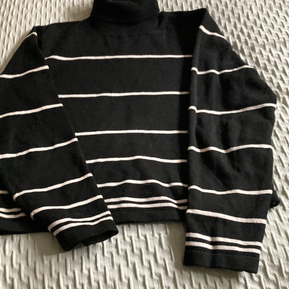 Liz Claiborne B&W Turtleneck  Sz MP